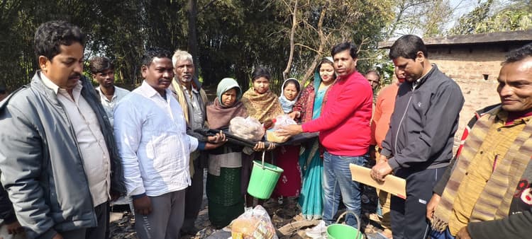 मुखिया ने अग्नि पीड़ित के बीच राहत सामग्री बांटी