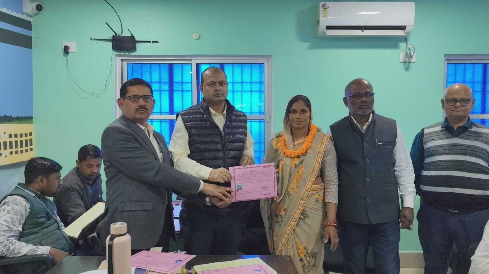 निर्विरोध निर्वाचित बनेलीपट्टी पैक्स अध्यक्ष व 10 सदस्यों को बीडीओ ने सौंपा प्रमाण पत्र