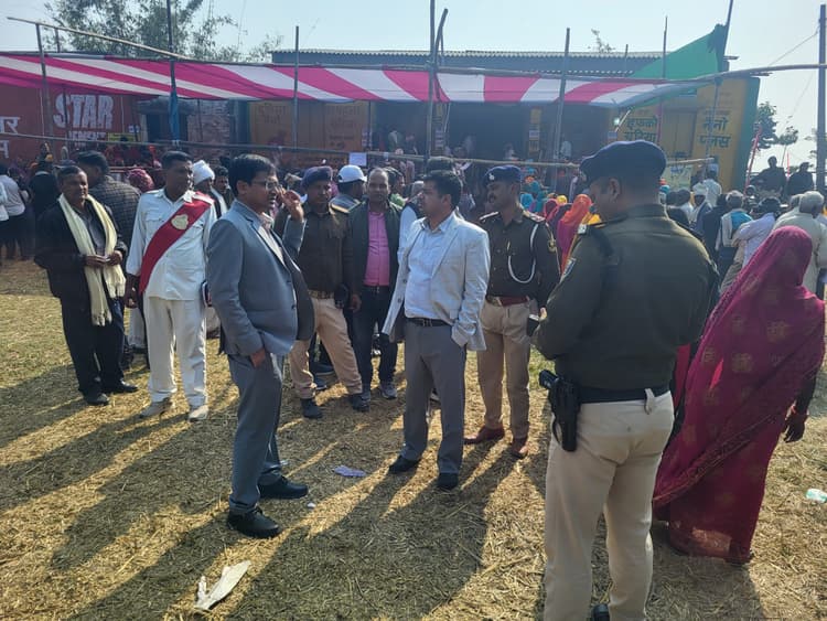 पैक्स चुनाव को लेकर डीएम ने मतदान केंद्रों का किया निरीक्षण