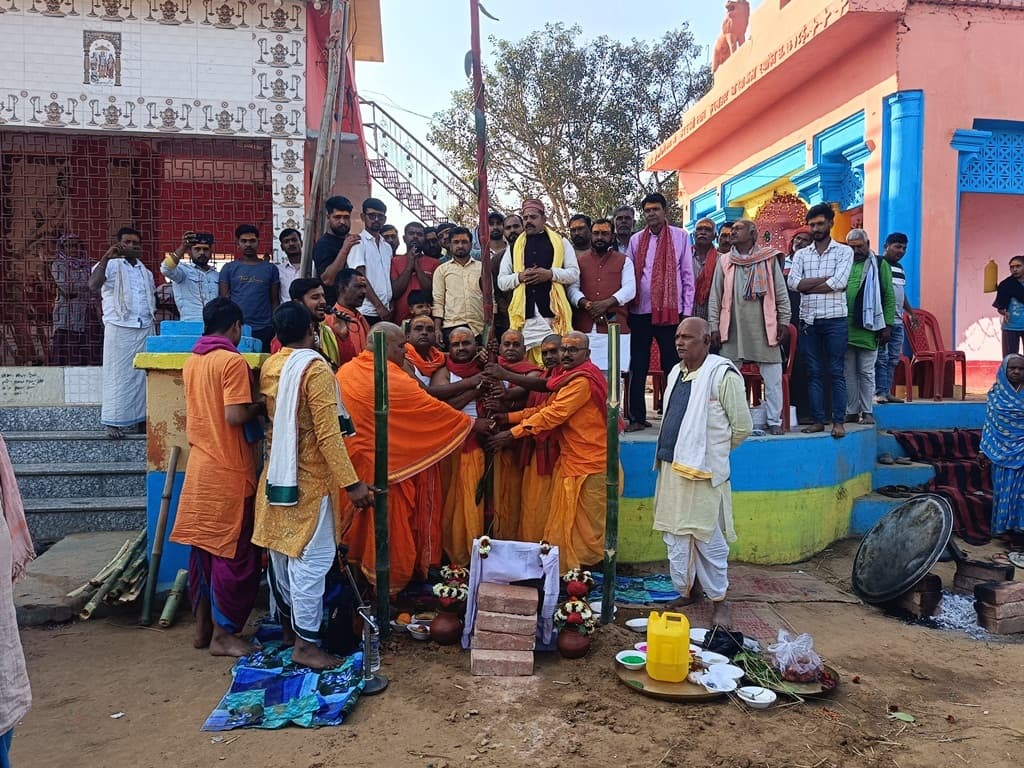 सरस्वती मेला मैदान में शतचंडी महायज्ञ को ले किया भूमि पूजन व ध्वजारोहण