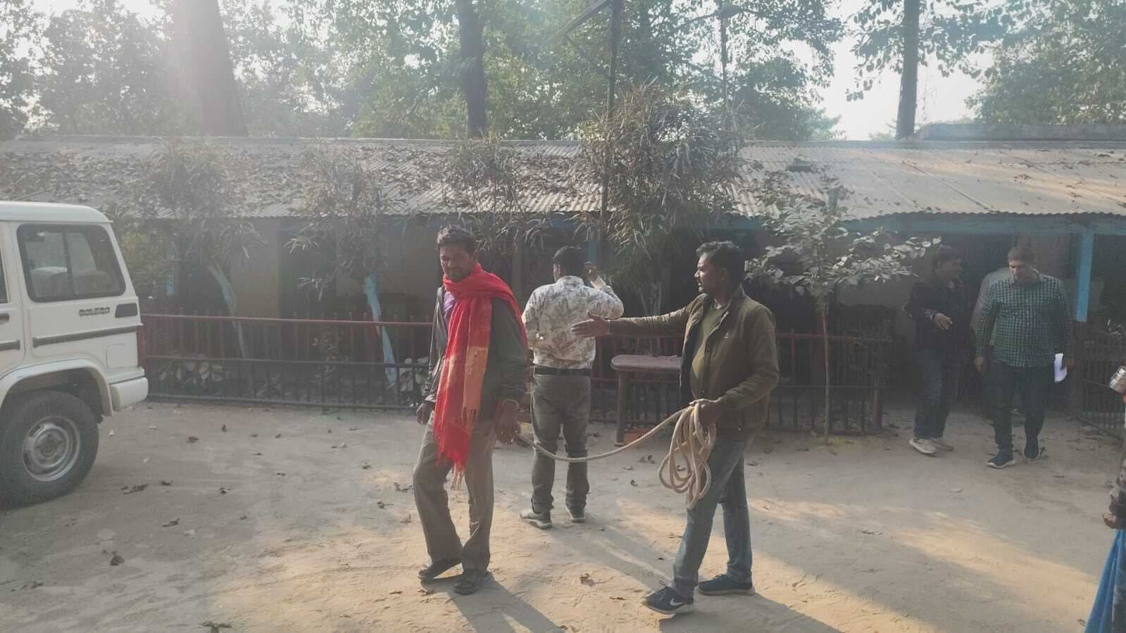 दो पशु तस्करों को स्थानीय लोगों ने पकड़ा, पुलिस को सौंपा