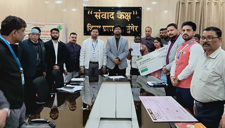 डीएम ने 20 लाभुकों के बीच 87.54 लाख ऋण का किया वितरण