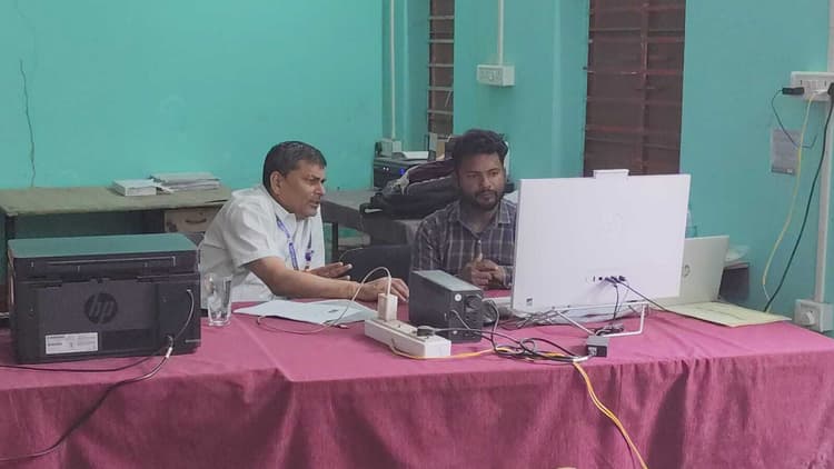 शिक्षक पहुंचे विलंब होगी कार्रवाई: डीईओ