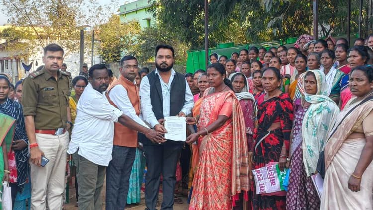 Chaibasa News : मंईयां योजना से वंचित 150 महिलाओं ने मंत्री दीपक बिरुवा का कार्यालय घेरा