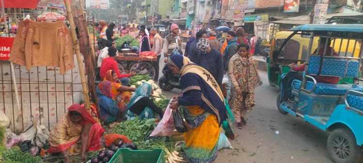 नगर पर्षद की सख्ती के बाद भी नहीं सुधर रहे हालात, फिर सड़कों पर जमे अतिक्रमणकारी
