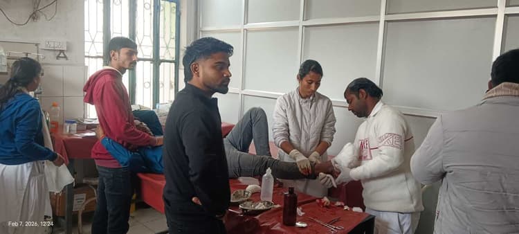 परीक्षा देने जा रहे दो छात्र सड़क दुर्घटना में घायल, रेफर