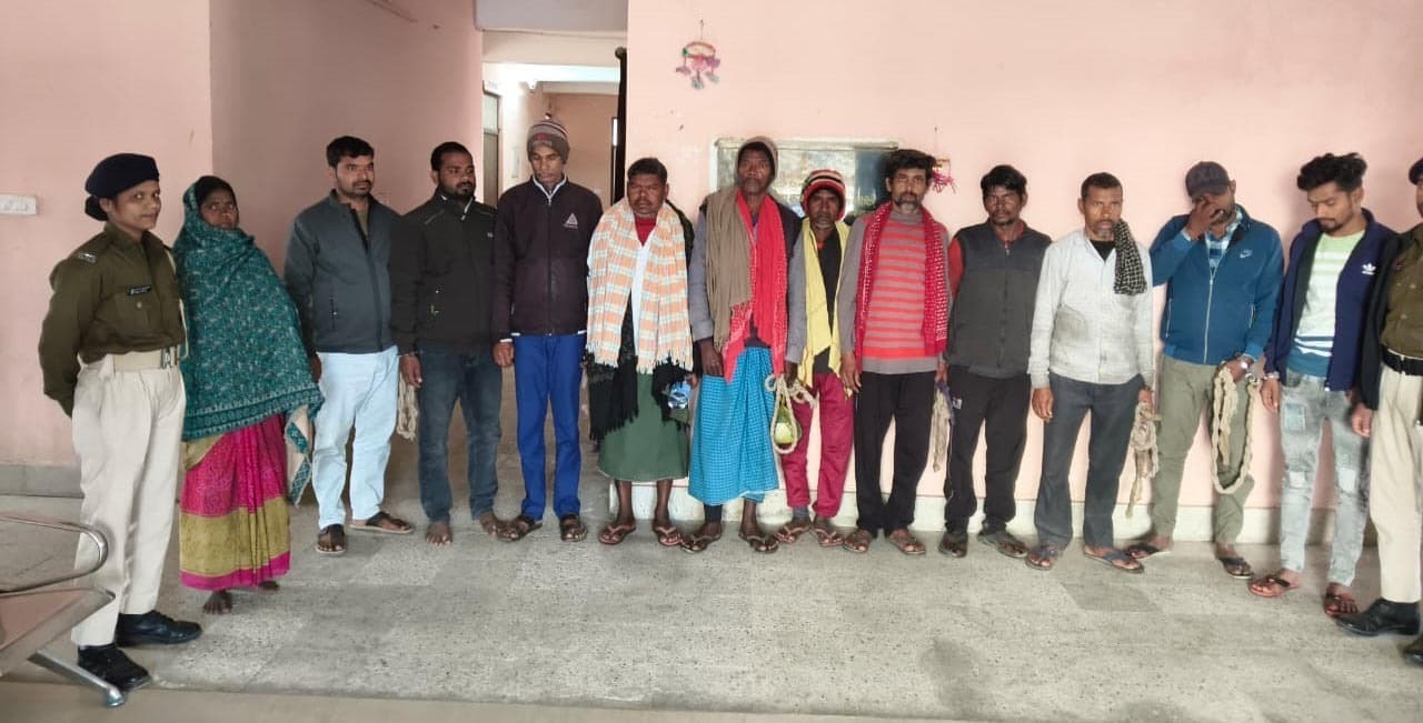 शराब के साथ एक महिला तस्कर व 11 शराबी गिरफ्तार