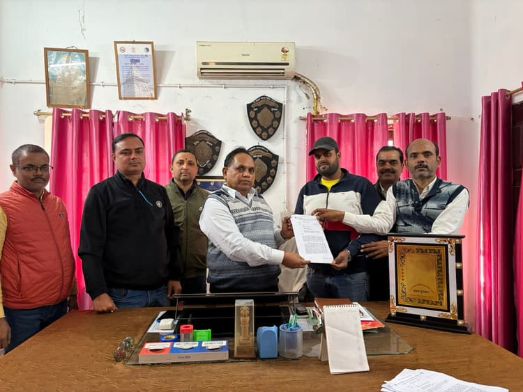 चिकित्सा जन स्वास्थ्य कर्मचारी संघ जिला शाखा ने सचिव के नाम सिविल सर्जन को सौंपा मांग पत्र