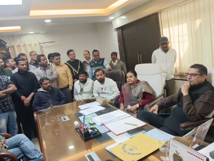 जिला परिषद भूखंड पर दुकान चला रहे दुकानदारों ने नगर आयुक्त को सौंपा ज्ञापन