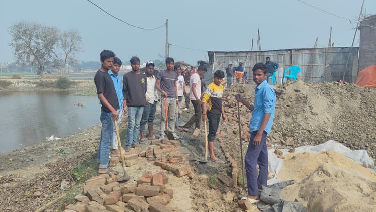 सरकार उदासीन, मुहल्ले वासियों ने स्वयं बनाया सड़क