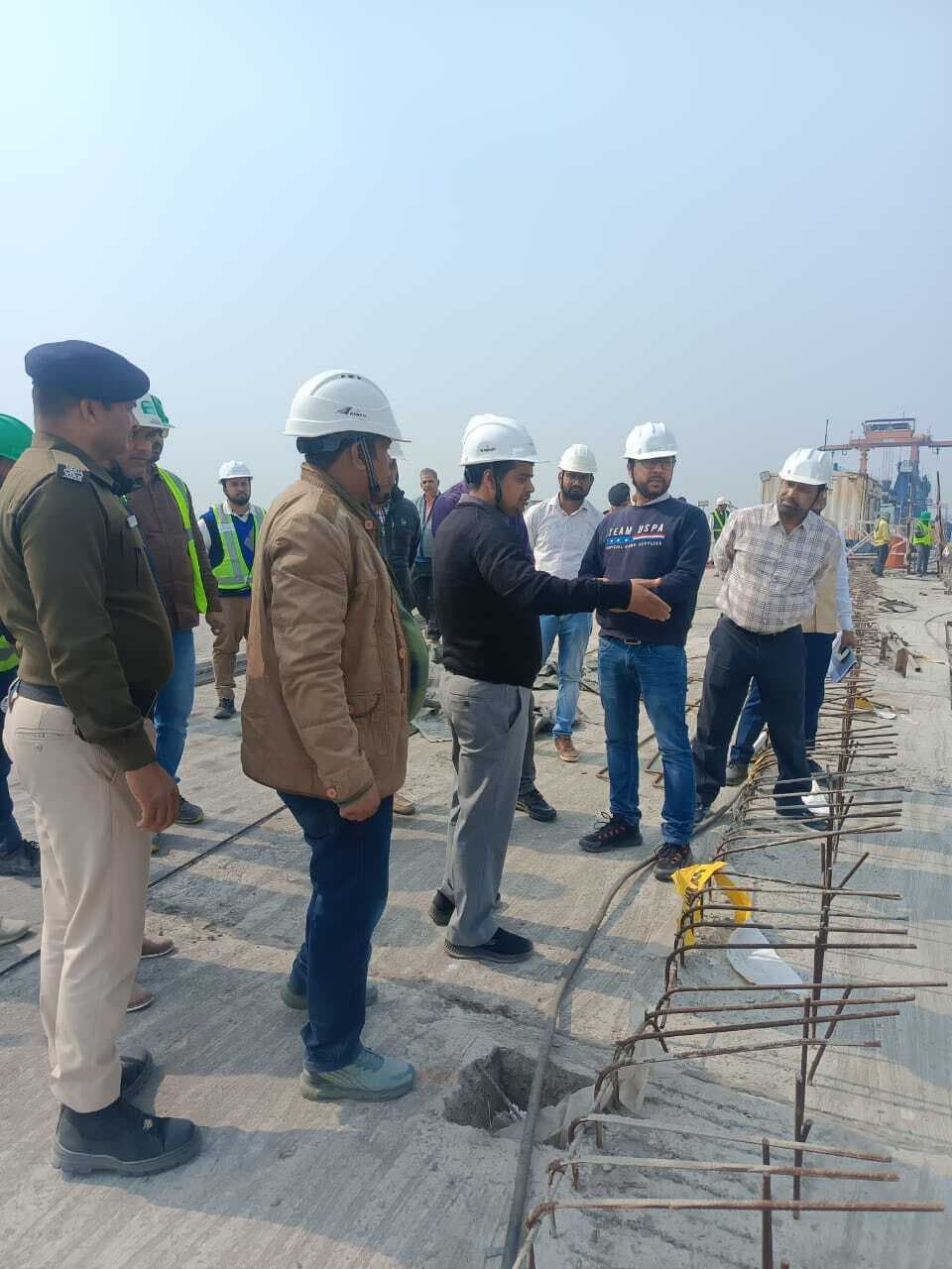 बकौर-भेजा निर्माणाधीन पुल का डीएम ने किया निरीक्षण, तय समय-सीमा में कार्य पूर्ण करने का निर्देश