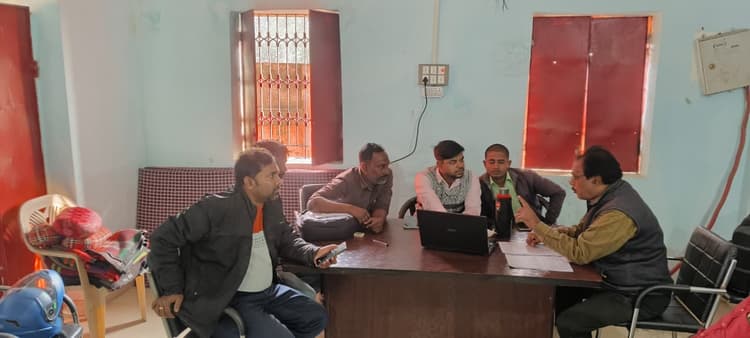 फार्मर आईडी निर्माण कार्यक्रम का निरीक्षण बीइओ ने की