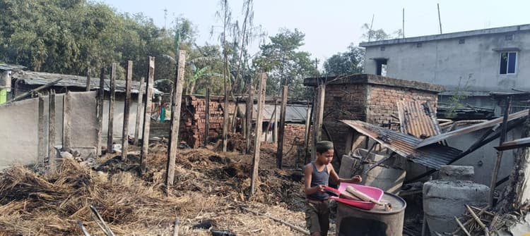 आग से 10 घर जले, लाखों की क्षति