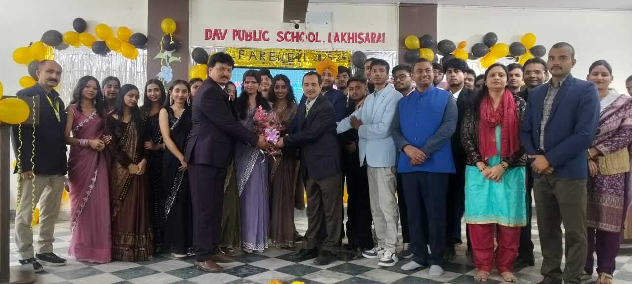 डीएवी लखीसराय में 12वीं के छात्र-छात्राओं को दी विदाई