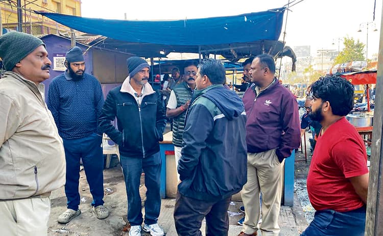 Rourkela News: बैंडबाजे के शोर के बीच चाय दुकानदार की चाकू घोंपकर हत्या, तीनों आरोपी फरार