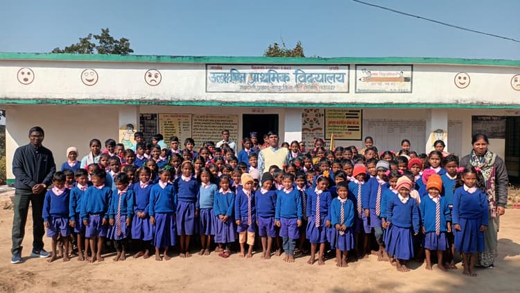 तोरपा के गढ़ा टोली स्कूल में बच्चे मुंडारी भाषा में करते हैं पढ़ाई