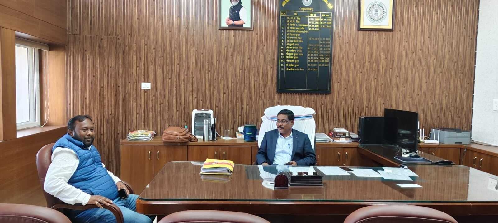सड़कों को लेकर अभियंता प्रमुख से मिले विधायक