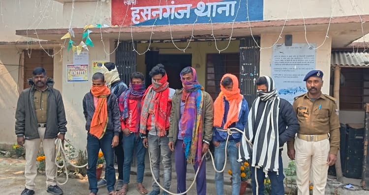 नवादा मोड़ से पुलिस ने नशेड़ियों को पकड़ा