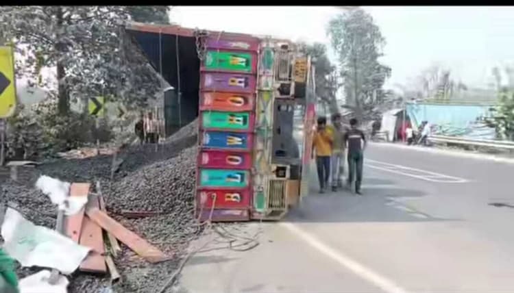 एनएच-31 पर अनियंत्रित कोयला लदा ट्रक पलटा, तीन दुकान क्षतिग्रस्त