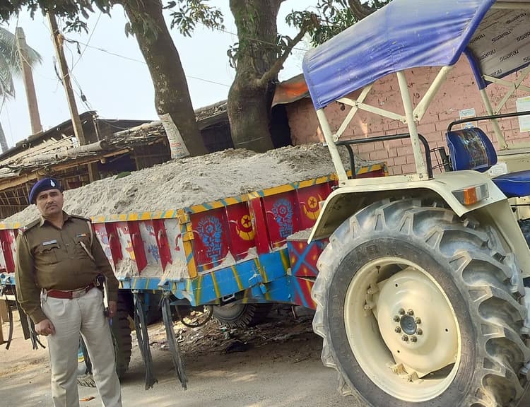 दोमुख हाट और पीपलतोरा में बालू लदे दो ट्रैक्टर व एक ट्रक जब्त