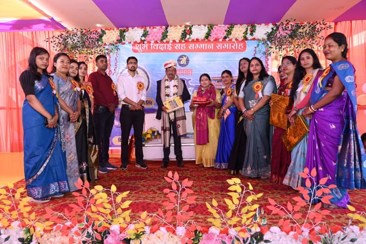 सेवानिवृत्ति प्रधानाचार्य को दी गयी भावभीनी विदाई