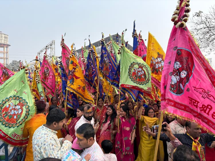 निकाली गयी भव्य निशान शोभायात्रा