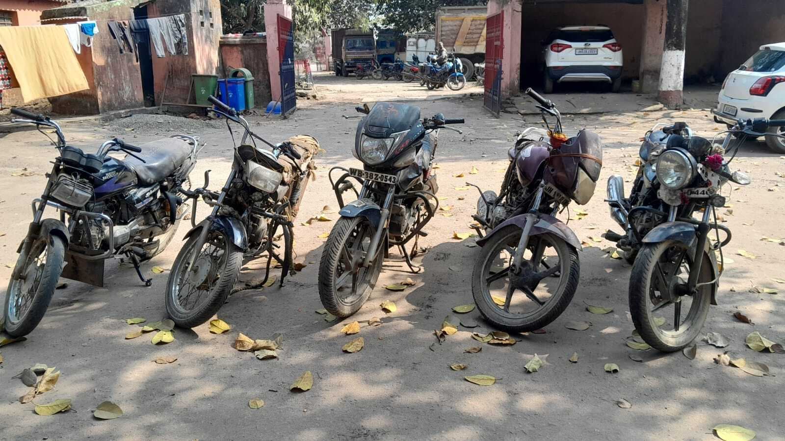 संयुक्त छापेमारी अभियान में चार टन अवैध कोयला समेत सात बाइक जब्त