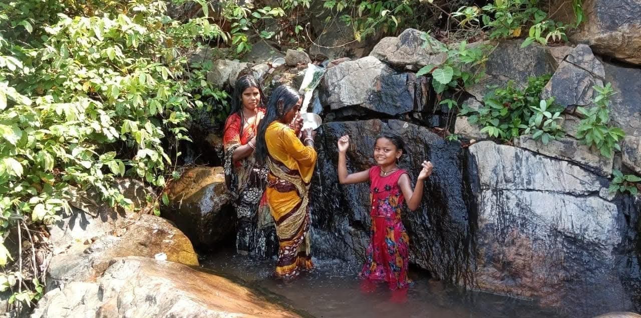 चानन गोरधोबा कोड़ासी में झरना का पानी हो रहा बेकार, नाला निर्माण की उठी मांग