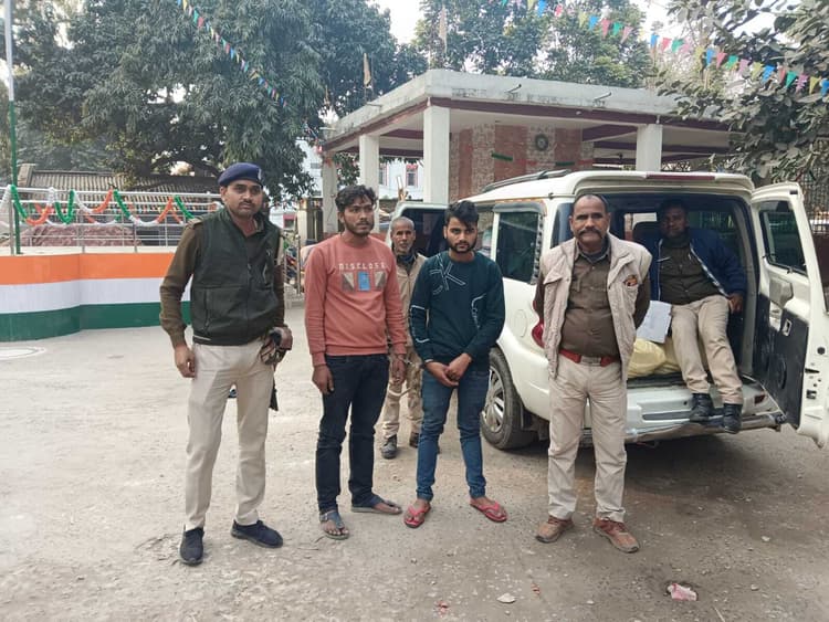 126 लीटर प्रतिबंधित कोडिन युक्त कफ सिरप के साथ दो तस्कर गिरफ्तार