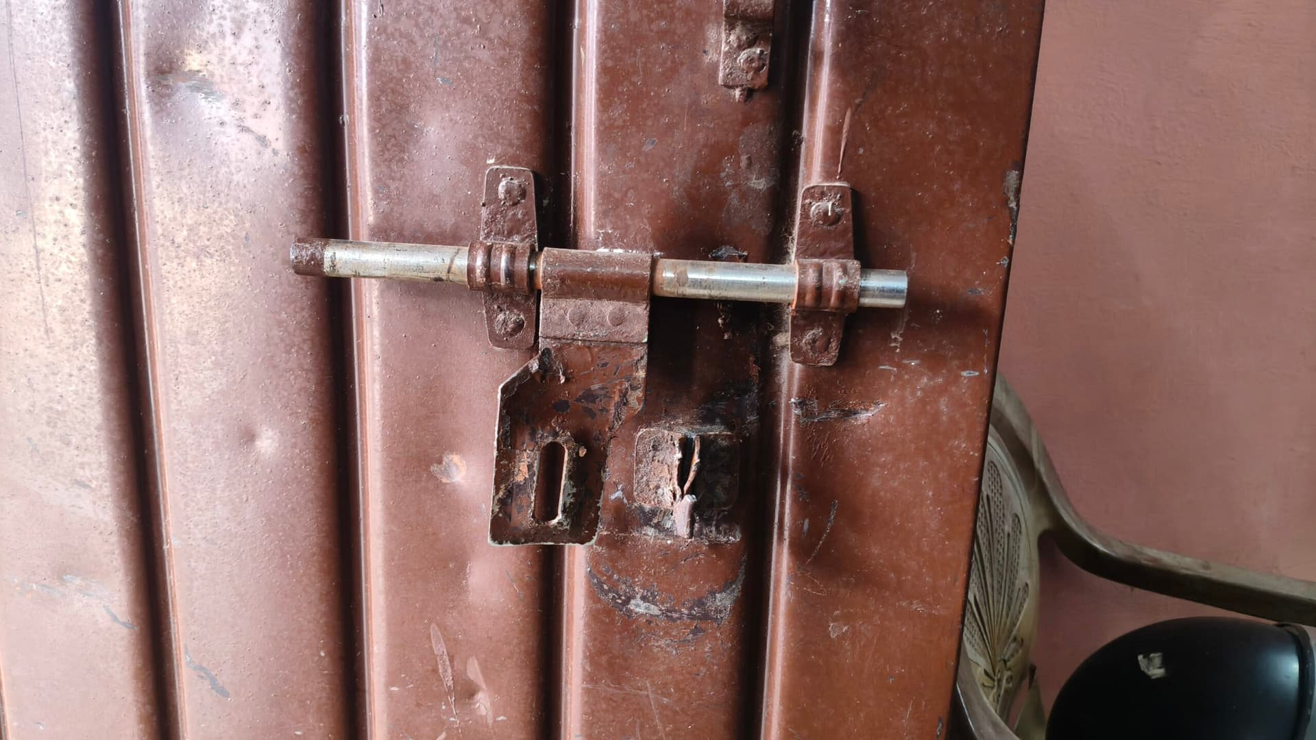 उत्क्रमित मध्य विद्यालय महिचंदा के कार्यालय की कुंडी तोड़ हजारों की चोरी
