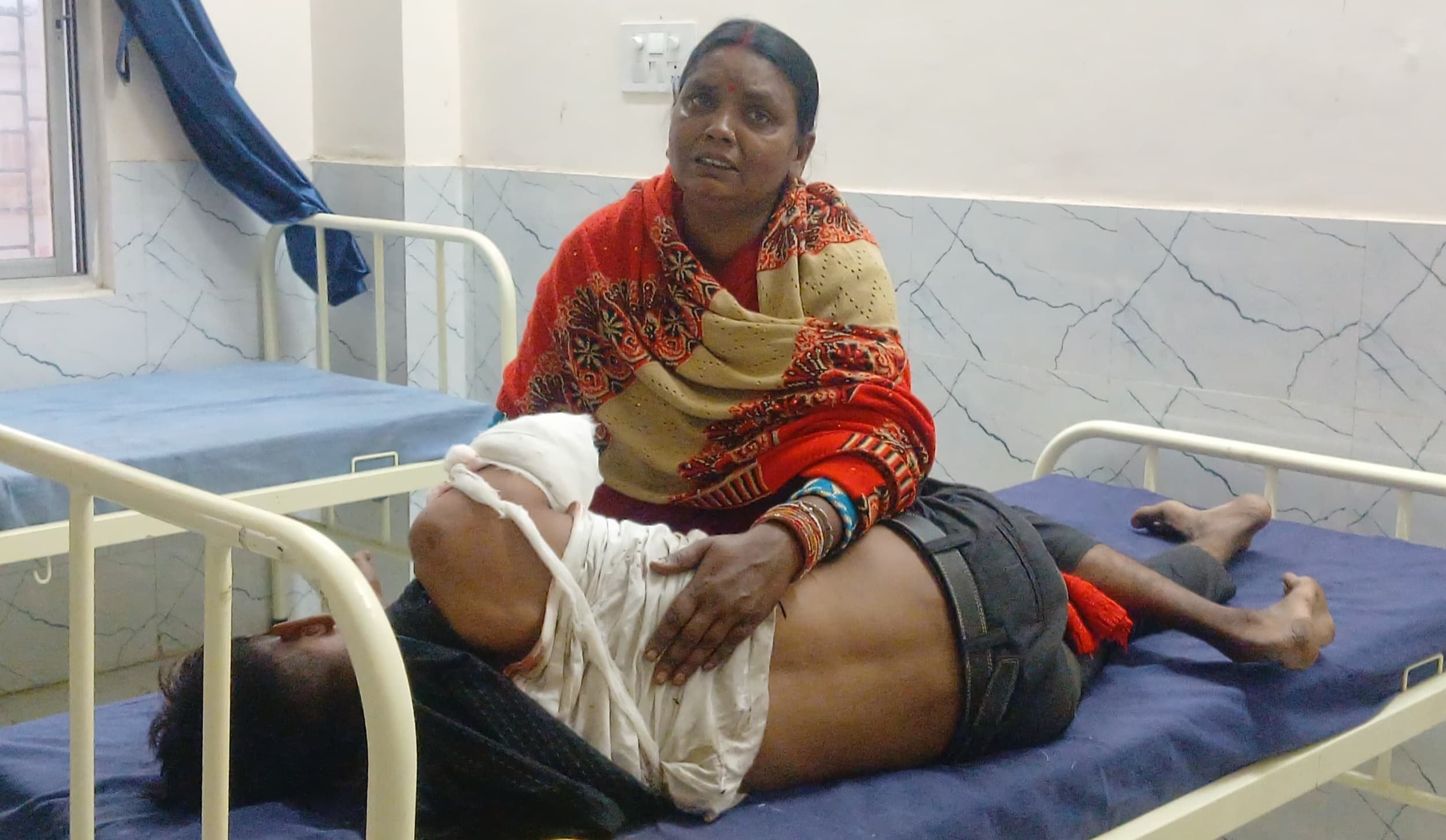 स्मैक के लिए रुपया नहीं मिला तो किशोर ने ट्रैक पर हाथ रख ट्रेन से कटवायी हाथ