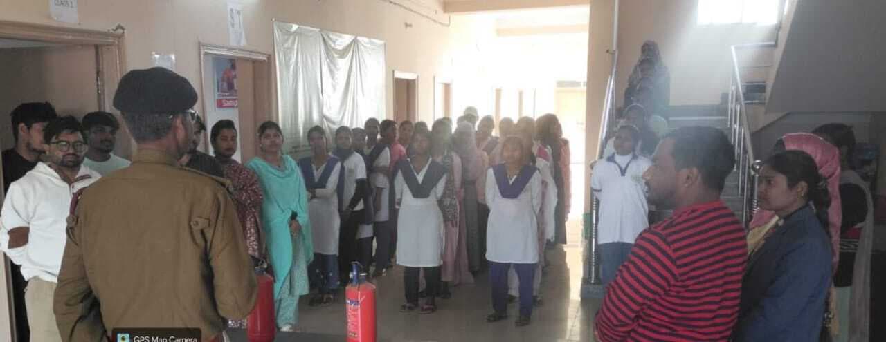 छात्राओं को आग से बचाव की दी गयी जानकारी