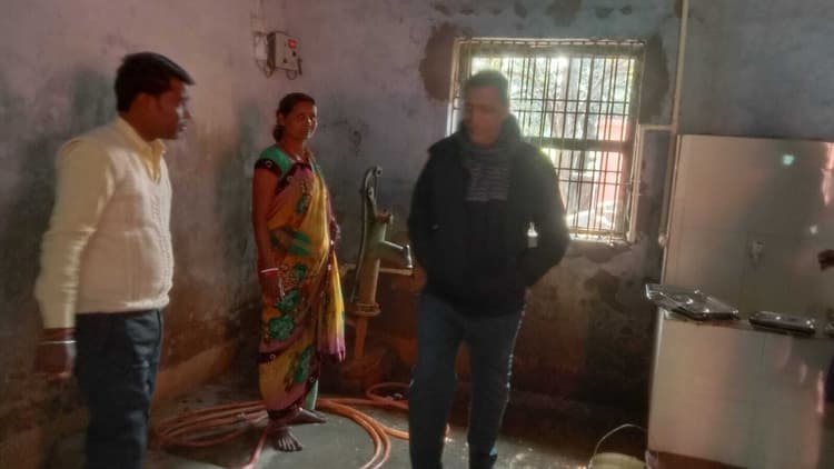 मध्य विद्यालय परबत्ता में वेंटिलेटर तोड़कर मोटर की चोरी