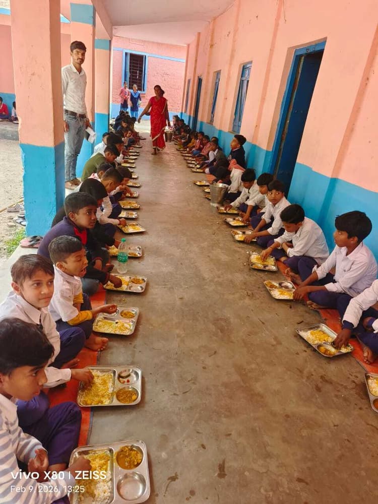 छह माह बाद विद्यालय में मध्याह्न भोजन हुआ शुरू
