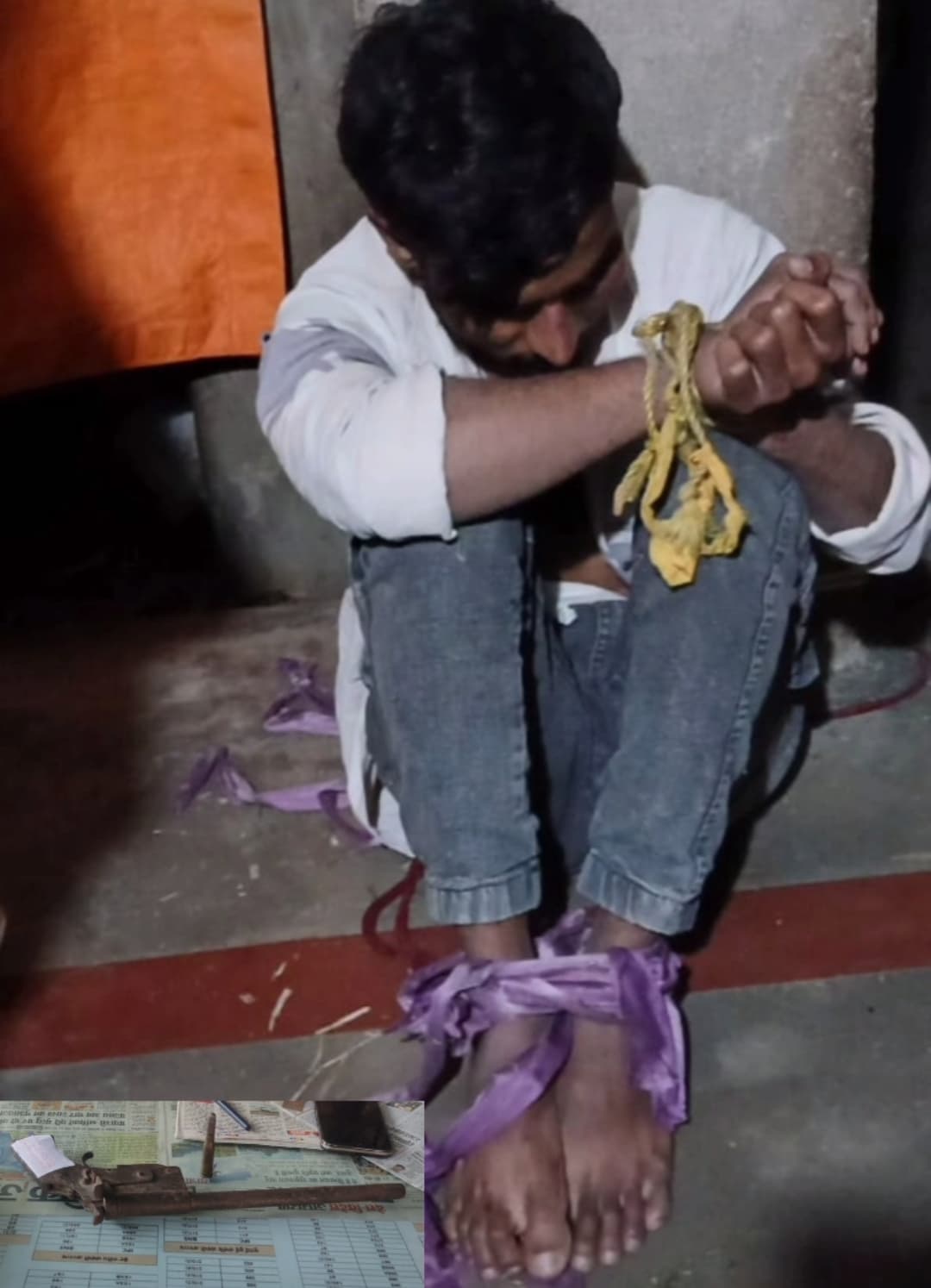 घर में घुसे युवक को कट्टा व कारतूस के साथ पकड़ा, बंधक बनाकर पीटा