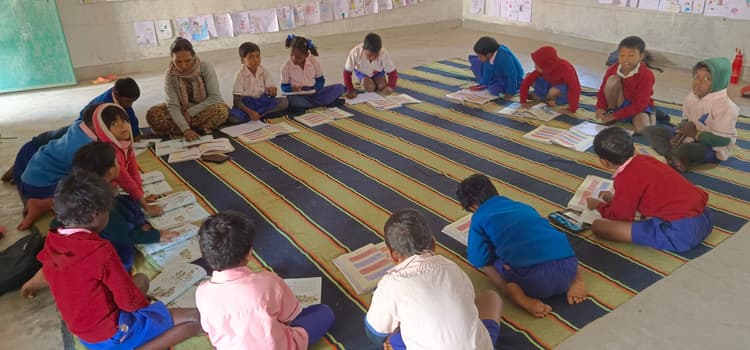 अपनी मातृभाषा में पढ़ाई होने से बच्चों में बढ़ रही है रूचि