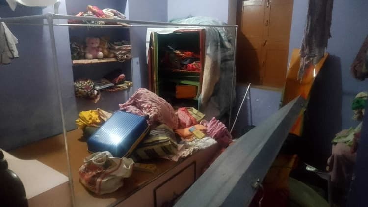 बंद पड़े मकान का ताला तोड़कर लाखों रुपये के जेवरात व समानों की चोरी