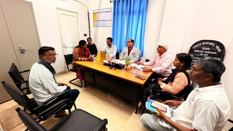 साप्ताहिक बैठक में नियमित टीकाकरण पर दिया जोर