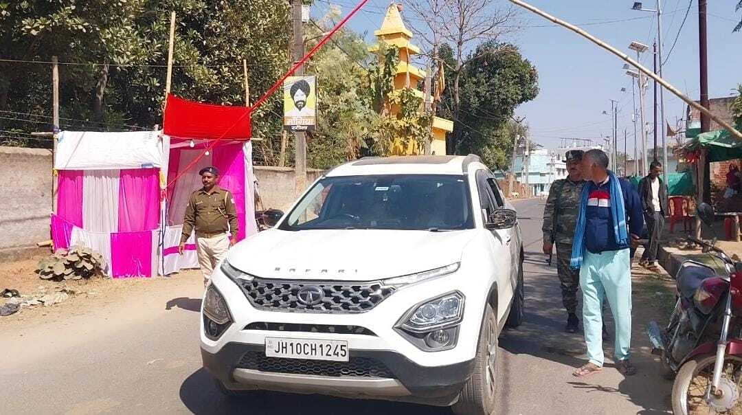 गिरिडीह-मधुपुर मुख्य मार्ग पर नगर निकाय चुनाव को लेकर सघन वाहन जांच