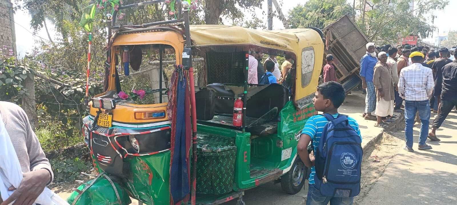 ट्रैक्टर व ऑटो की टक्कर में चार गंभीर, यातायात हुआ बाधित