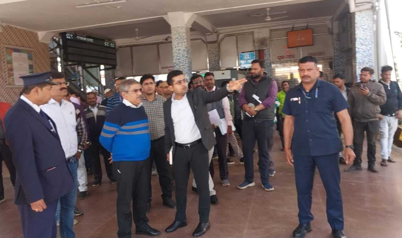 डीआरएम ने रेलवे स्टेशन व वाशिंग पिट का किया निरीक्षण