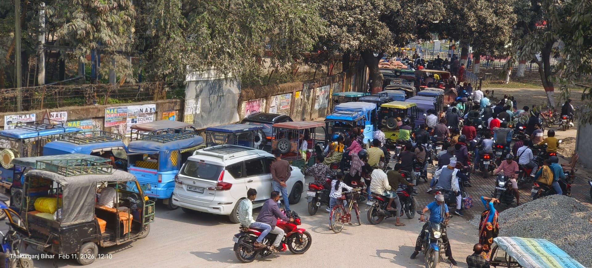 रेलवे गुमटी बंद होते ही लग जाता है जाम, राहगीर हलकान