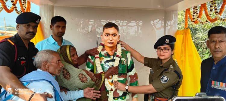 आठवीं पुण्यतिथि पर शहीद किशोर कुमार मुन्ना की प्रतिमा का हुआ अनावरण, उमड़ा जनसैलाब