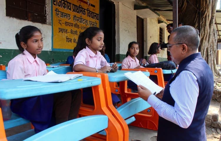 Bokaro News : बच्चे ने डीसी से कहा-सर, मेरी कॉपी को चूहे ने खा ली...