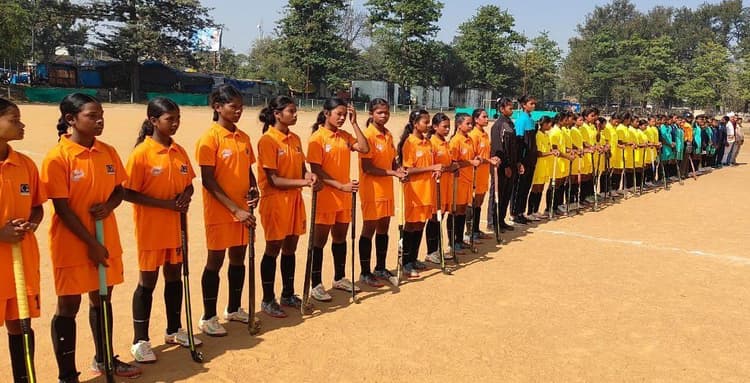 हॉकी फॉर हर में रनिया की 100 बालिकाएं सीख रहीं हॉकी की बारीकियां