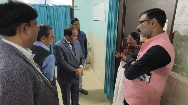 अनुमंडलीय अस्पताल का सीएस ने किया निरीक्षण, अनुपस्थित डॉक्टर की तीन दिन की काटी हाजिरी