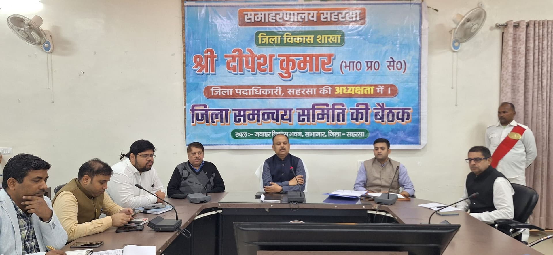 निर्माणाधीन व लंबित योजनाओं को शीघ्र करें पूरा: डीएम