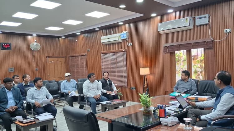 सदर अस्पताल के निर्माण में तेजी लाएं : डीएम