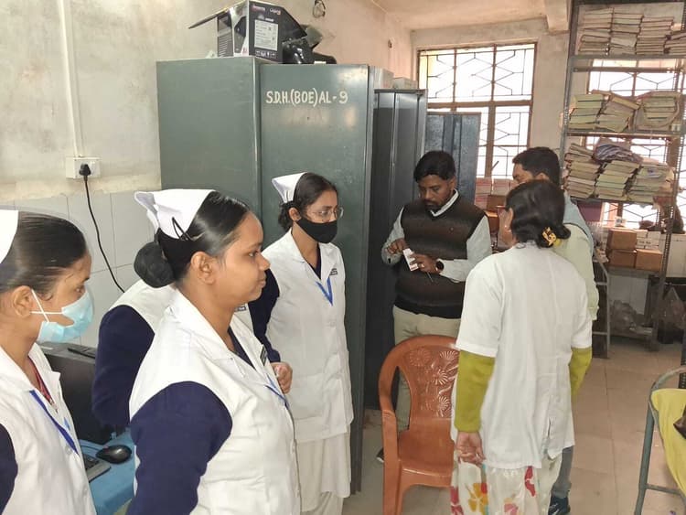 - सप्ताह में दो दिन डॉक्टर के आने पर एसडीएम सख्त, कहा नियमित उपस्थिति बनाएं