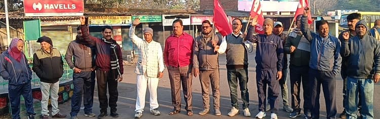 पिपरवार में हड़ताल का मिलाजुला असर, 65 प्रतिशत मजदूर काम पर रहे उपस्थित